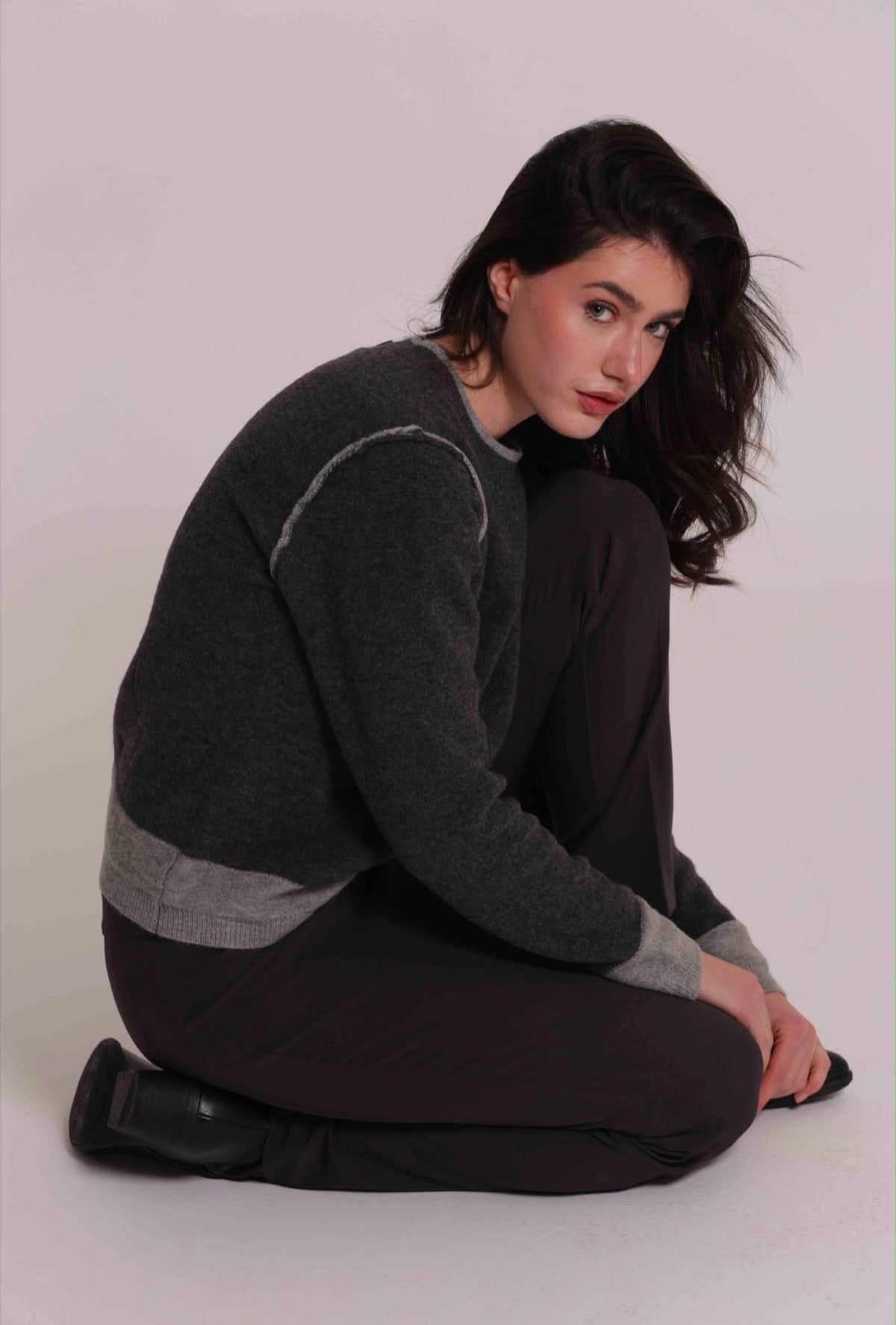 MAGLIA SCOLLO TONDO CON CONTRASTI- MIMI’ MUA’