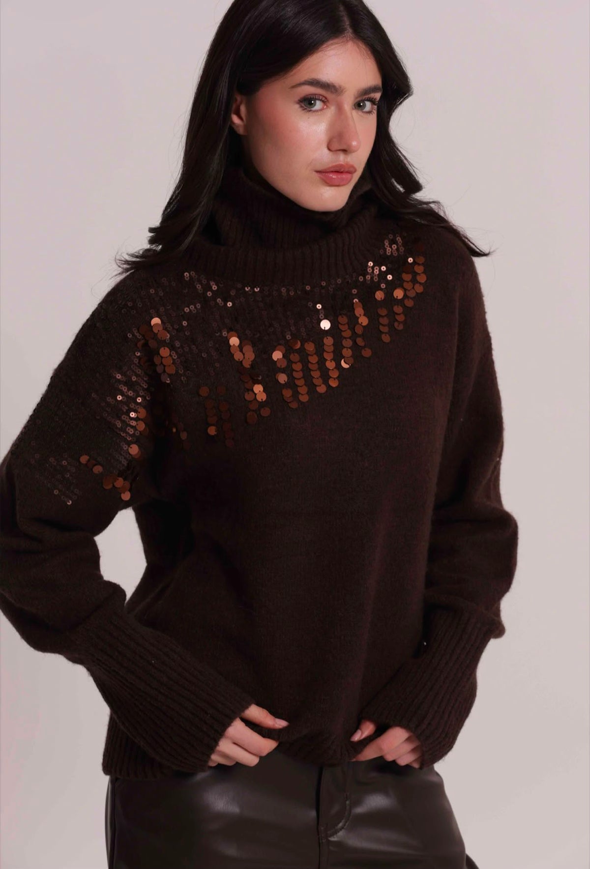 MAGLIA COLLO ALTO CON CASCATE DI PAILLETTES- MIMI’ MUA’