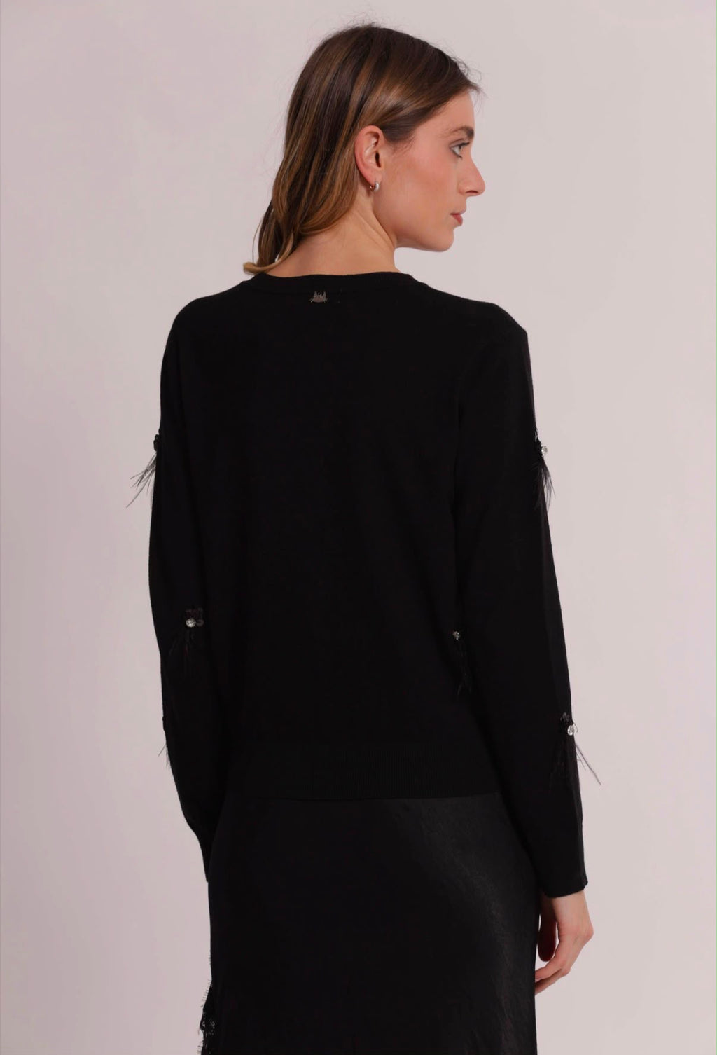 MAGLIA  SCOLLO TONDO CON PIUME E CASTONI- MIMI’ MUA’