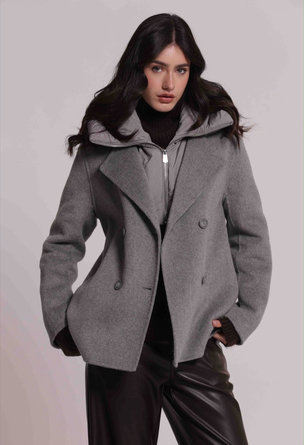 CAPPOTTO CORTO CON DETTAGLIO PIUMINO RIMOVIBILE