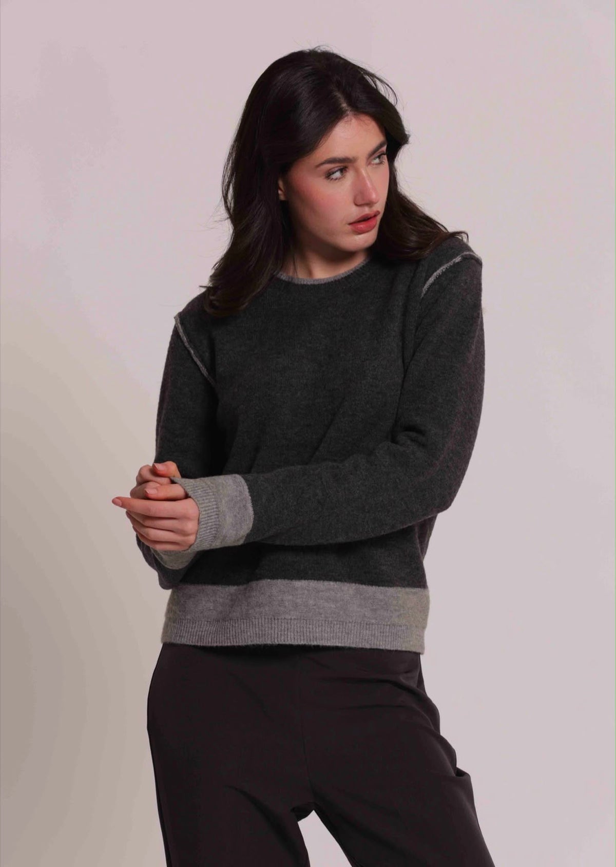 MAGLIA SCOLLO TONDO CON CONTRASTI- MIMI’ MUA’