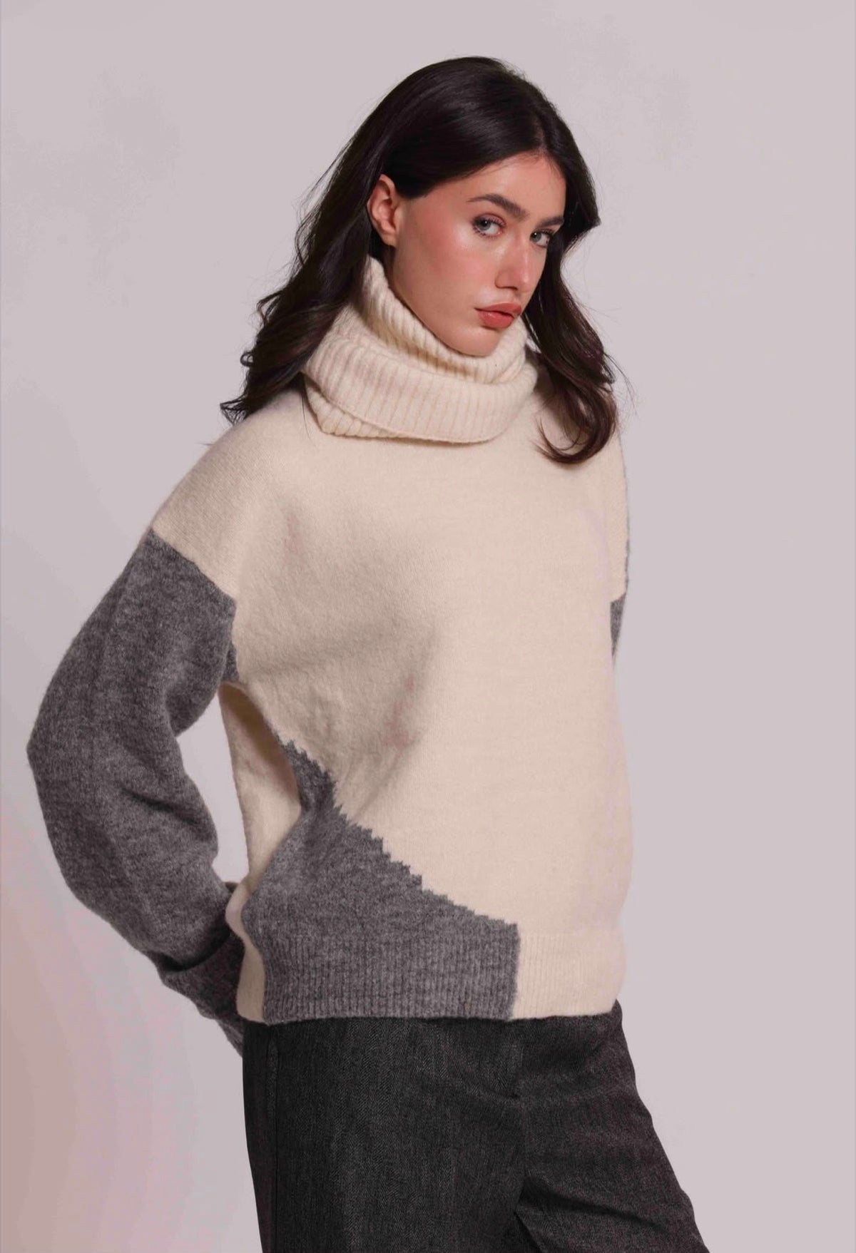 MAGLIA SCOLLO TONDO CON GIOCO BICOLORE- MIMI’ MUA’