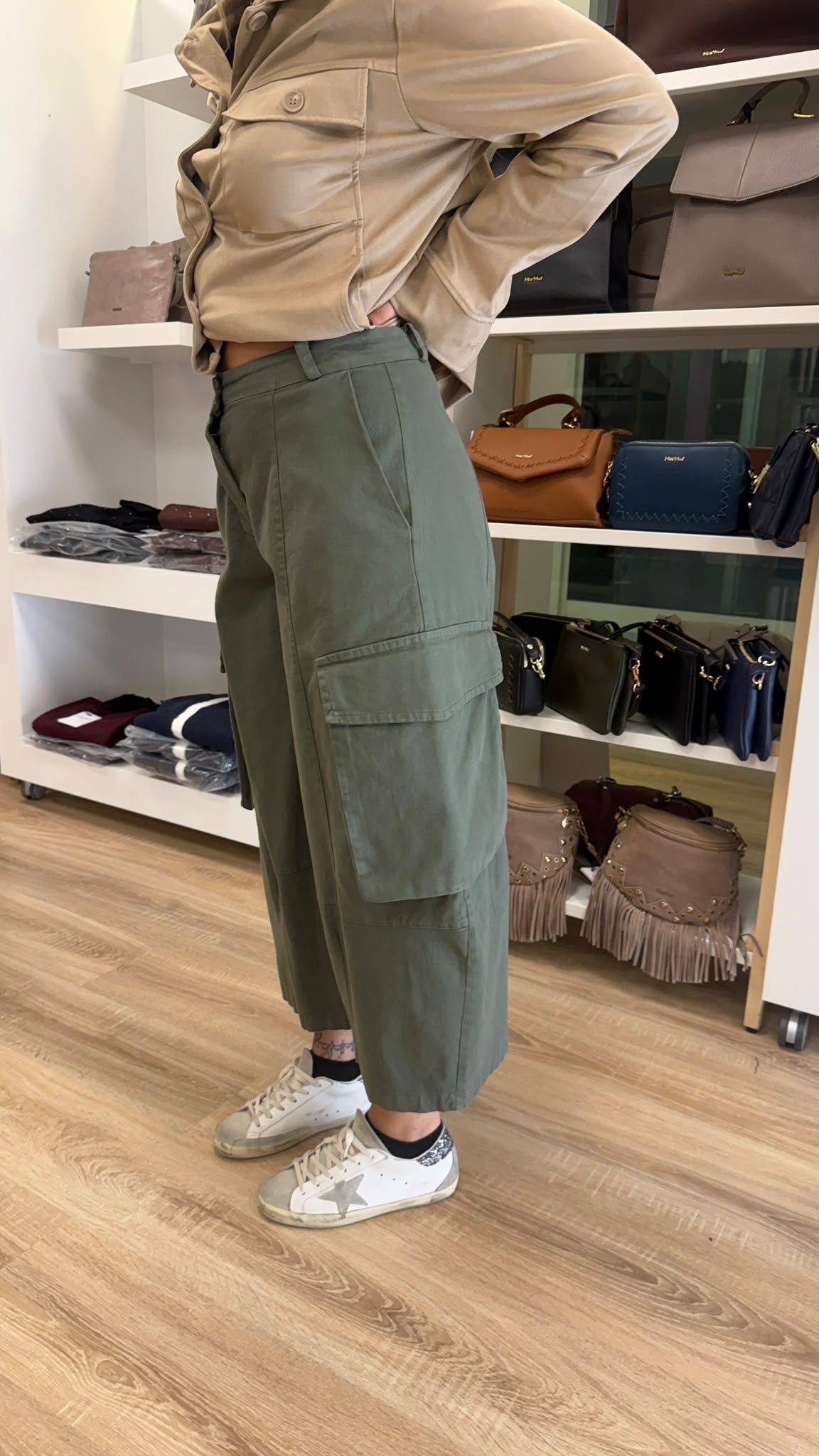 PANTALONE CON TASCONI