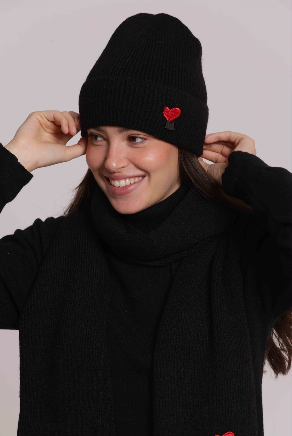BERRETTO CON CUORE RICAMATO- completo con guanti e sciarpa nella categoria accessori