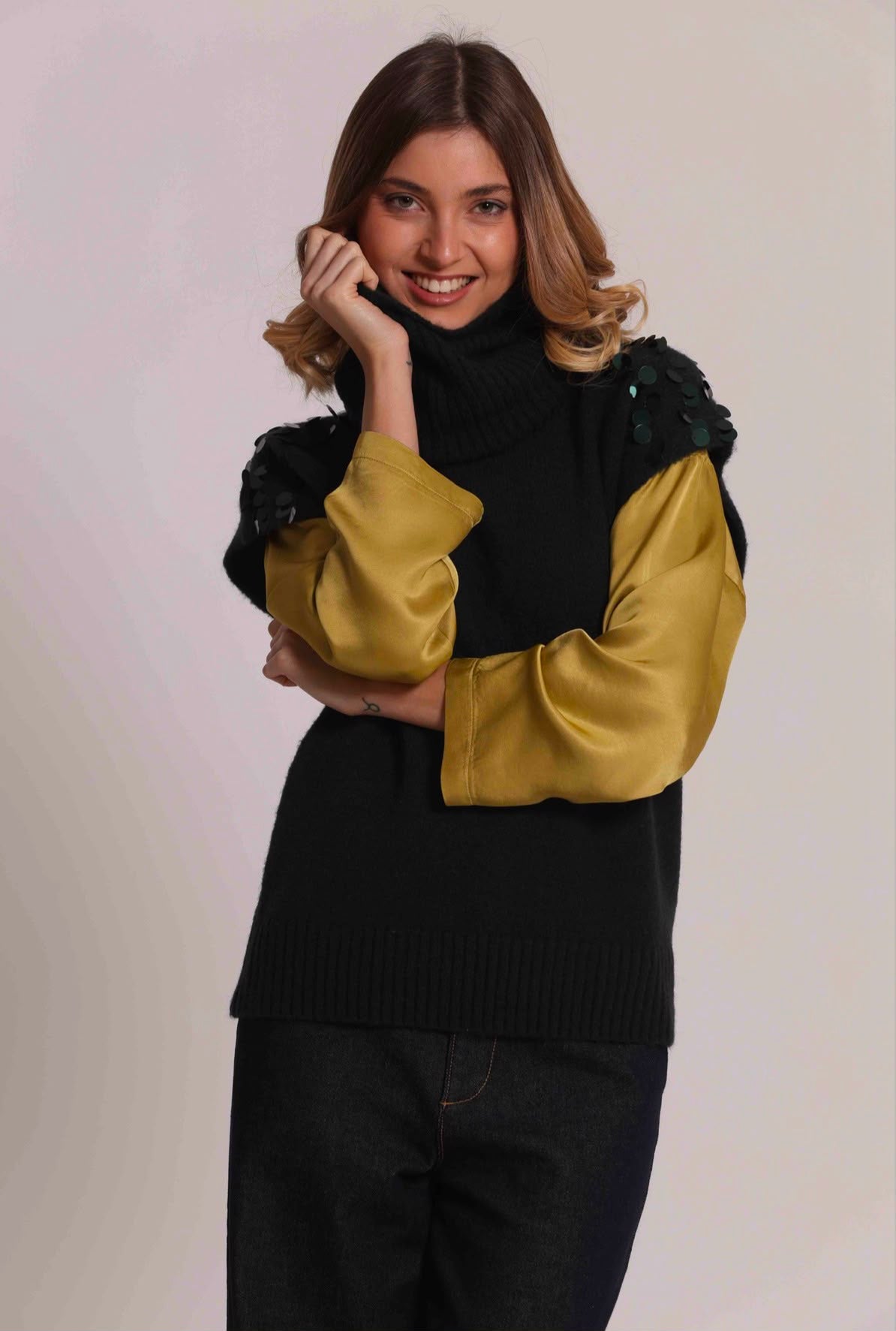 MAGLIA SMANICATA CON PAILLETTES SU SPALLE -MIMI’ MUA’