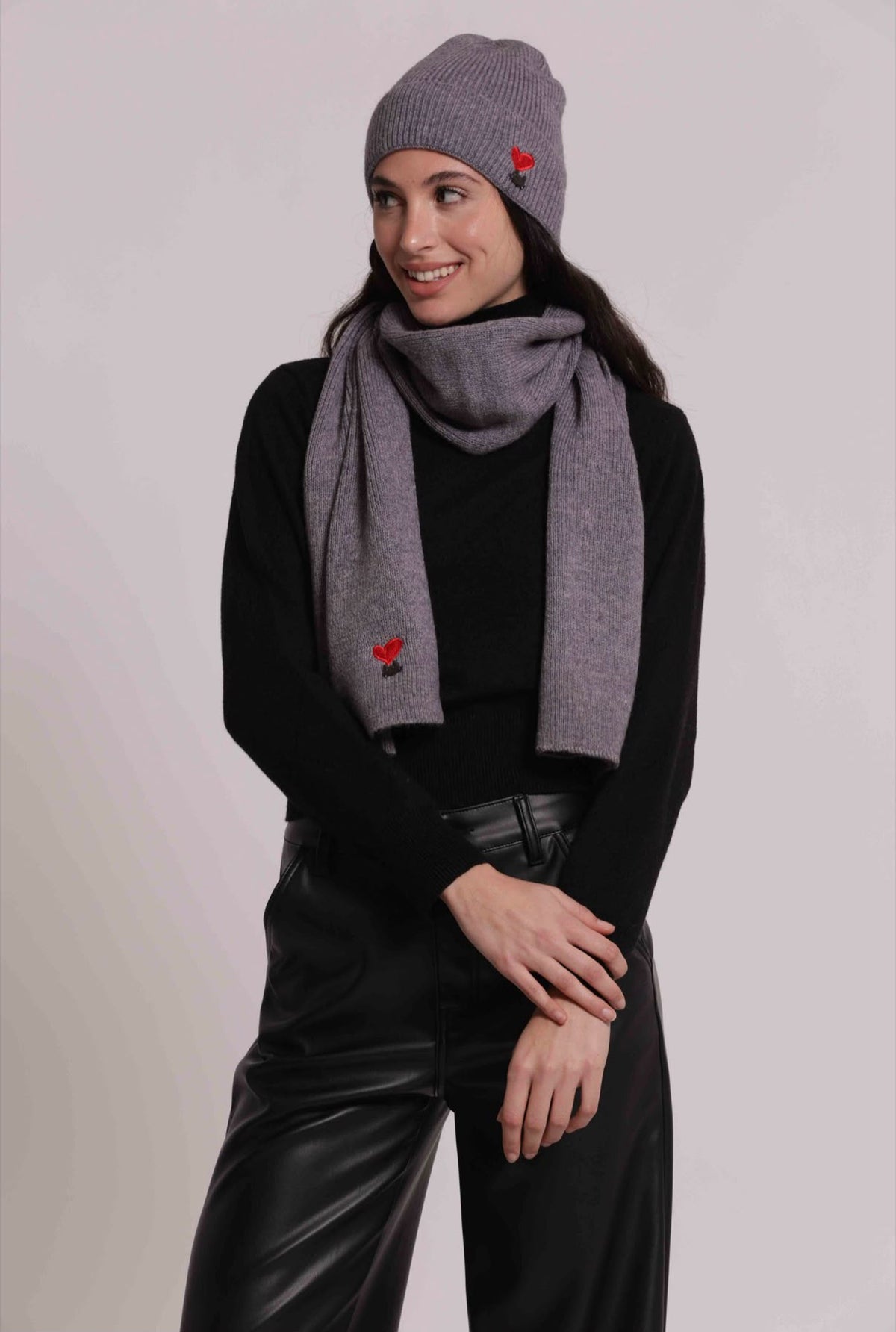 SCIARPA CON CUORE RICAMATO- completo con guanti e berretto nella categoria accessori