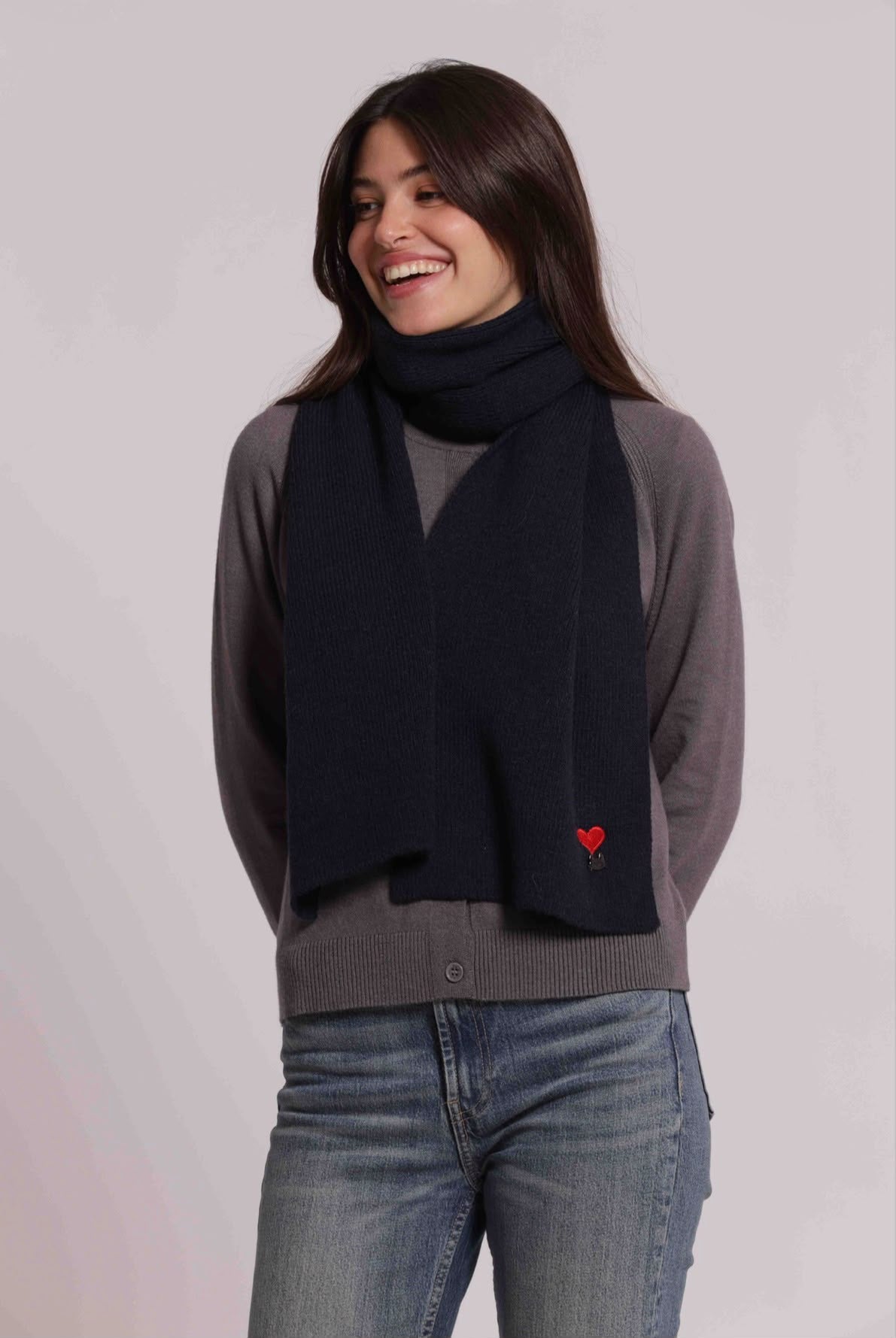 SCIARPA CON CUORE RICAMATO- completo con guanti e berretto nella categoria accessori