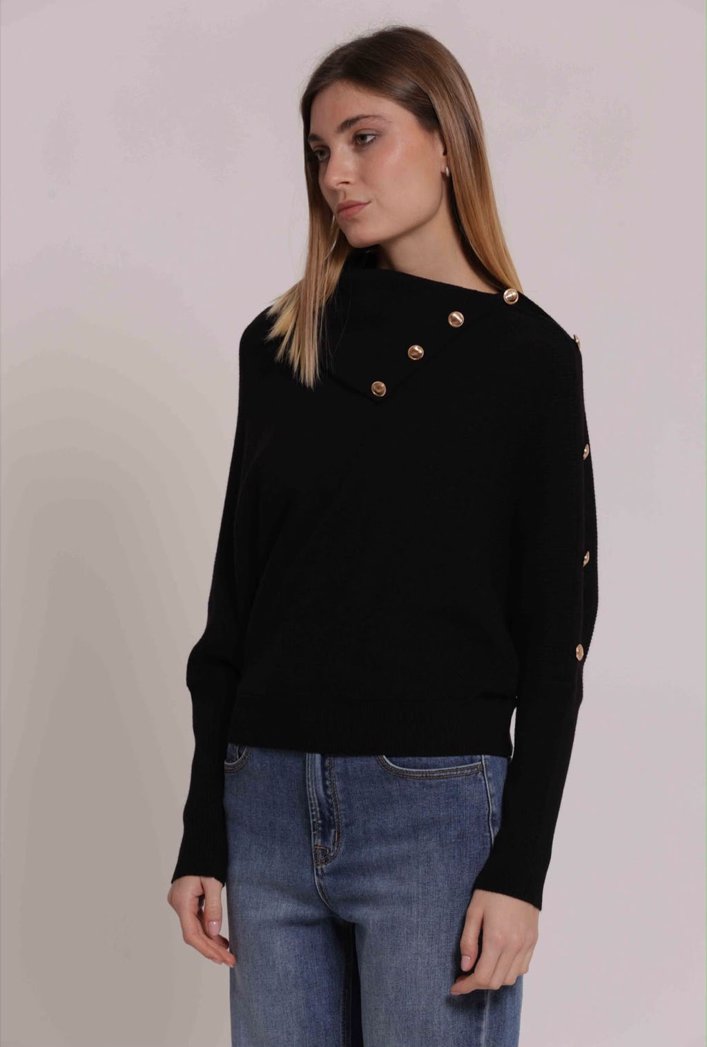 MAGLIA COLLO ALTO CON BOTTONI