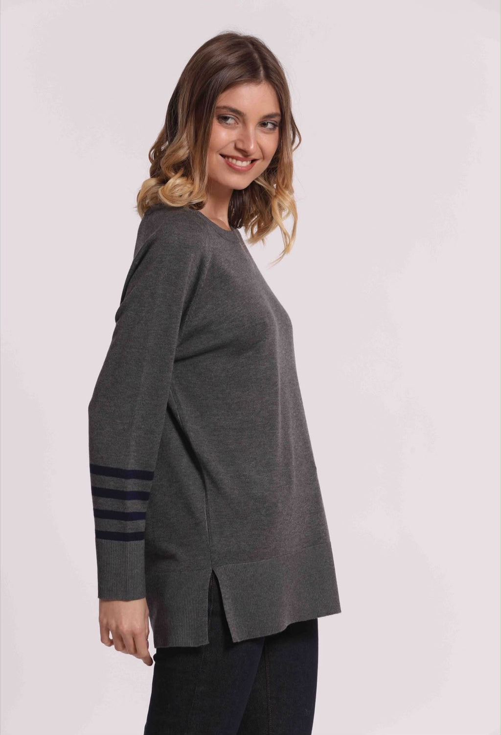 MAGLIA CON RIGHE  SULLE MANICHE E COLLO REMOVIBILE