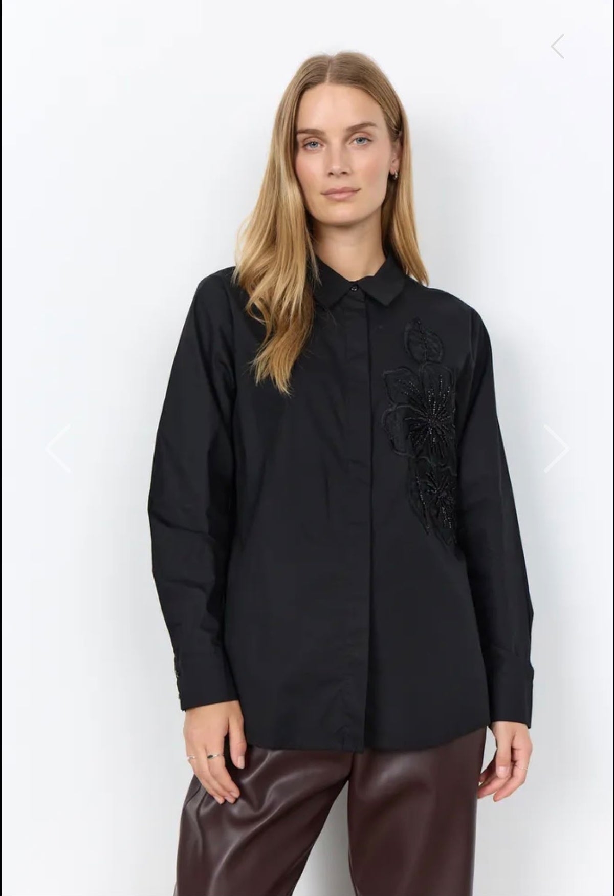 CAMICIA CON FIORE APPLICATO