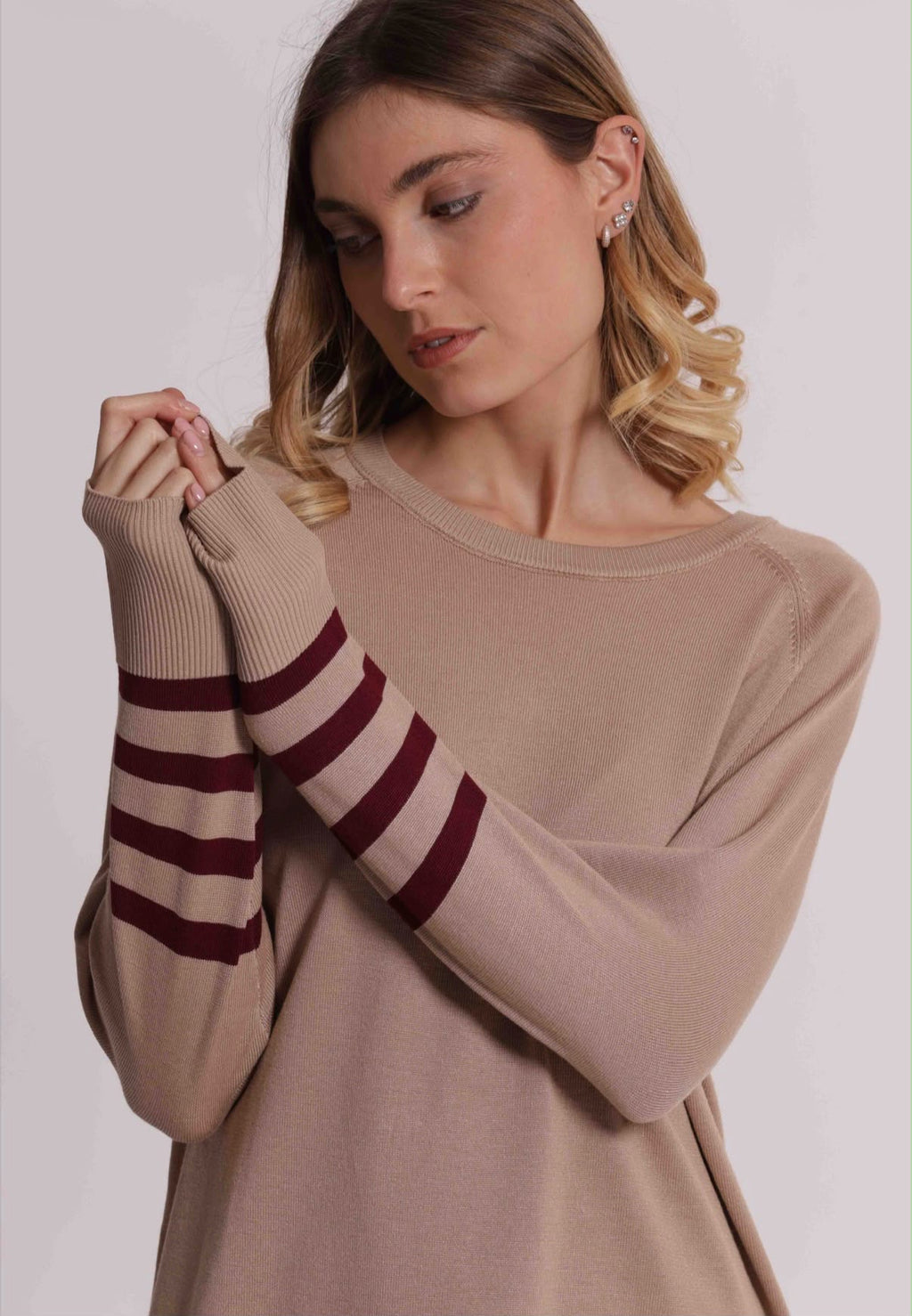 MAGLIA CON RIGHE  SULLE MANICHE E COLLO REMOVIBILE