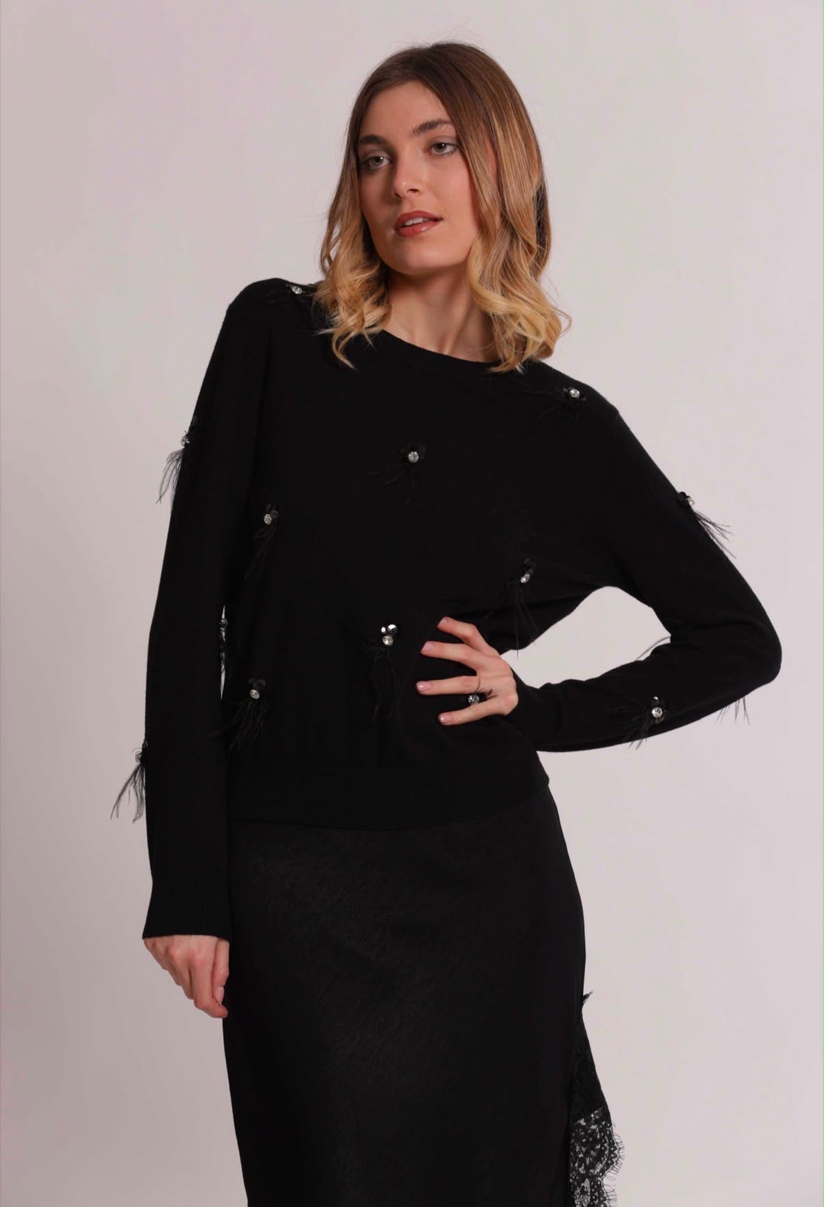 MAGLIA  SCOLLO TONDO CON PIUME E CASTONI- MIMI’ MUA’