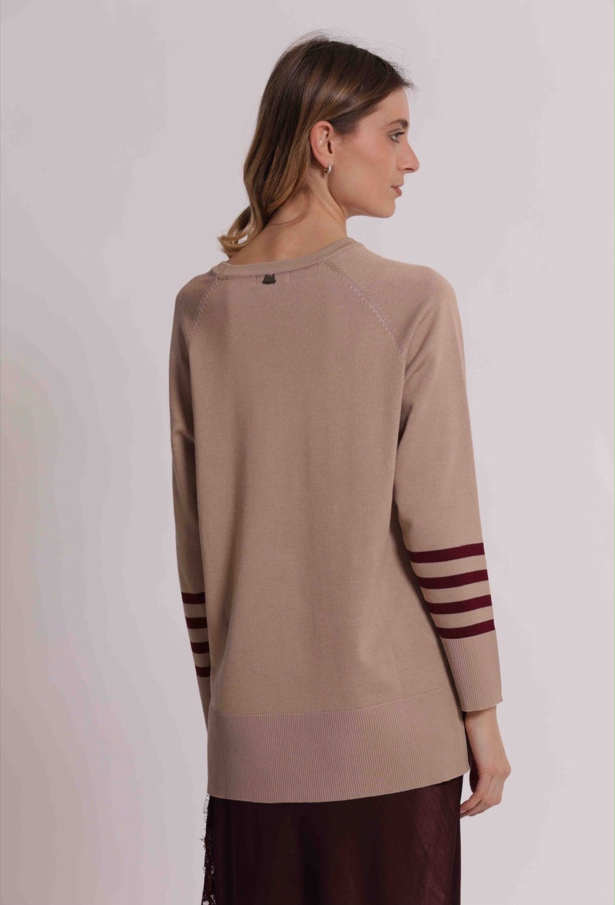 MAGLIA CON RIGHE  SULLE MANICHE E COLLO REMOVIBILE