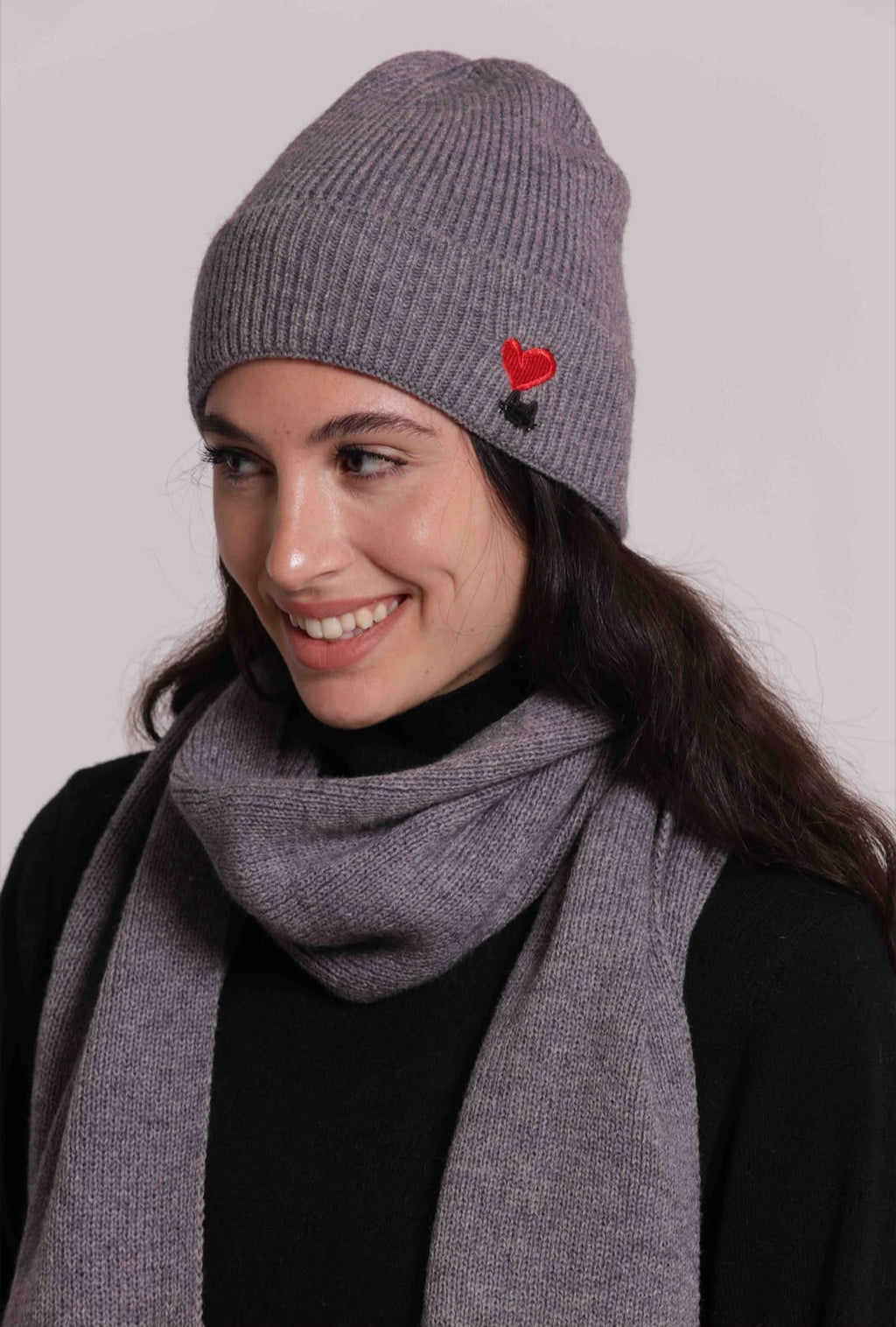 BERRETTO CON CUORE RICAMATO- completo con guanti e sciarpa nella categoria accessori