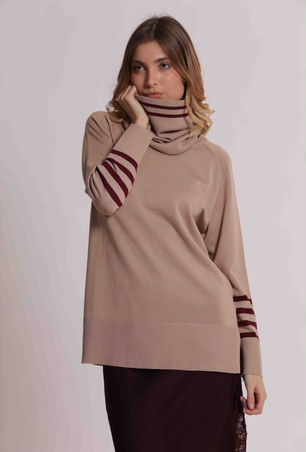 MAGLIA CON RIGHE  SULLE MANICHE E COLLO REMOVIBILE
