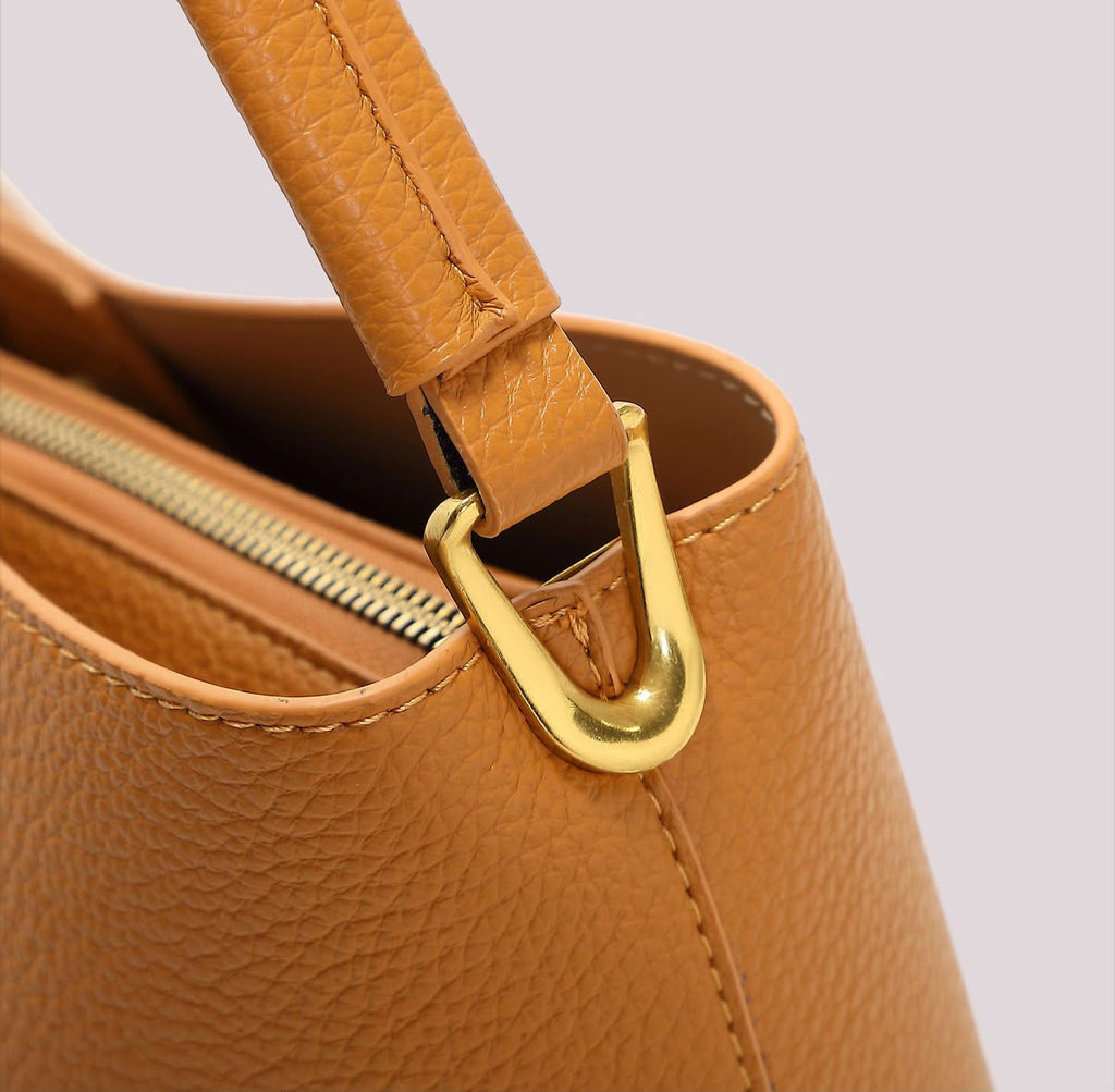 BORSA A SECCHIELLO CON  DETTAGLI SATINATI