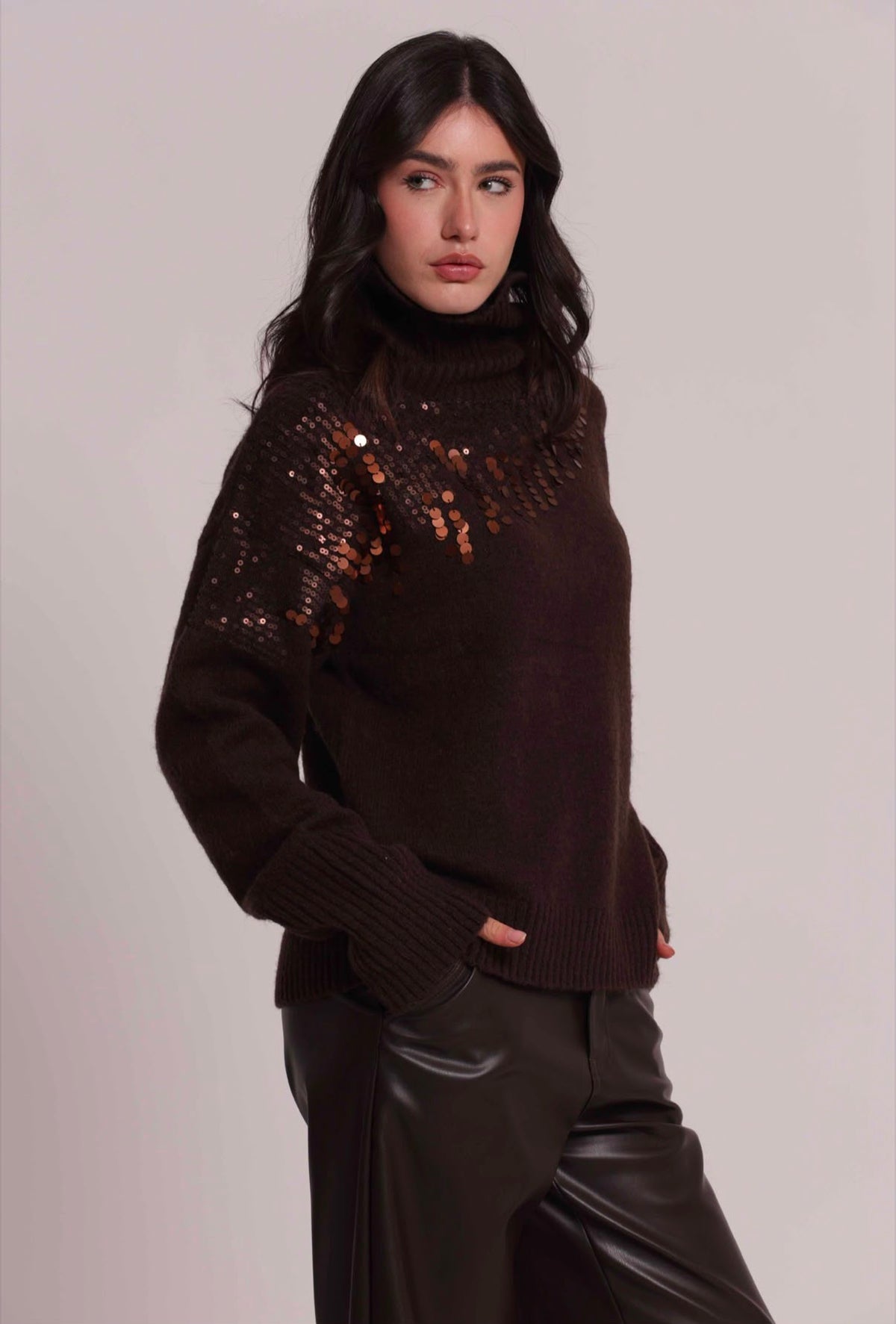 MAGLIA COLLO ALTO CON CASCATE DI PAILLETTES- MIMI’ MUA’