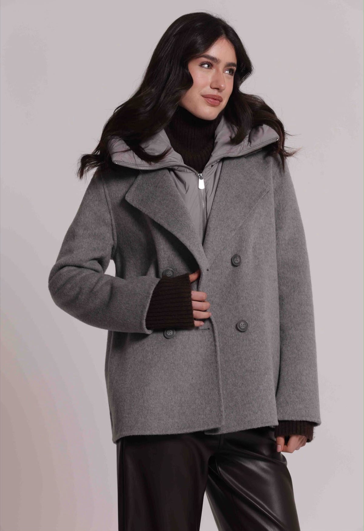 CAPPOTTO CORTO CON DETTAGLIO PIUMINO RIMOVIBILE