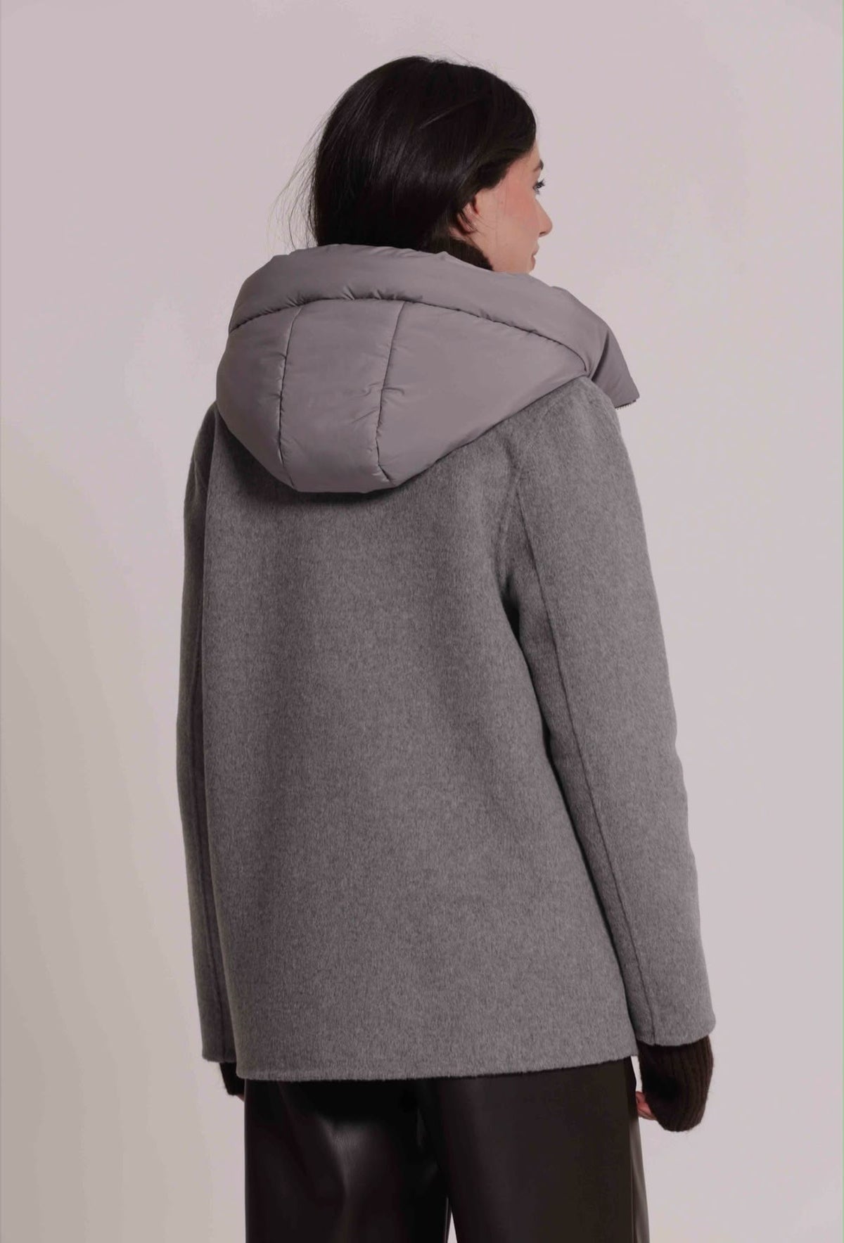 CAPPOTTO CORTO CON DETTAGLIO PIUMINO RIMOVIBILE