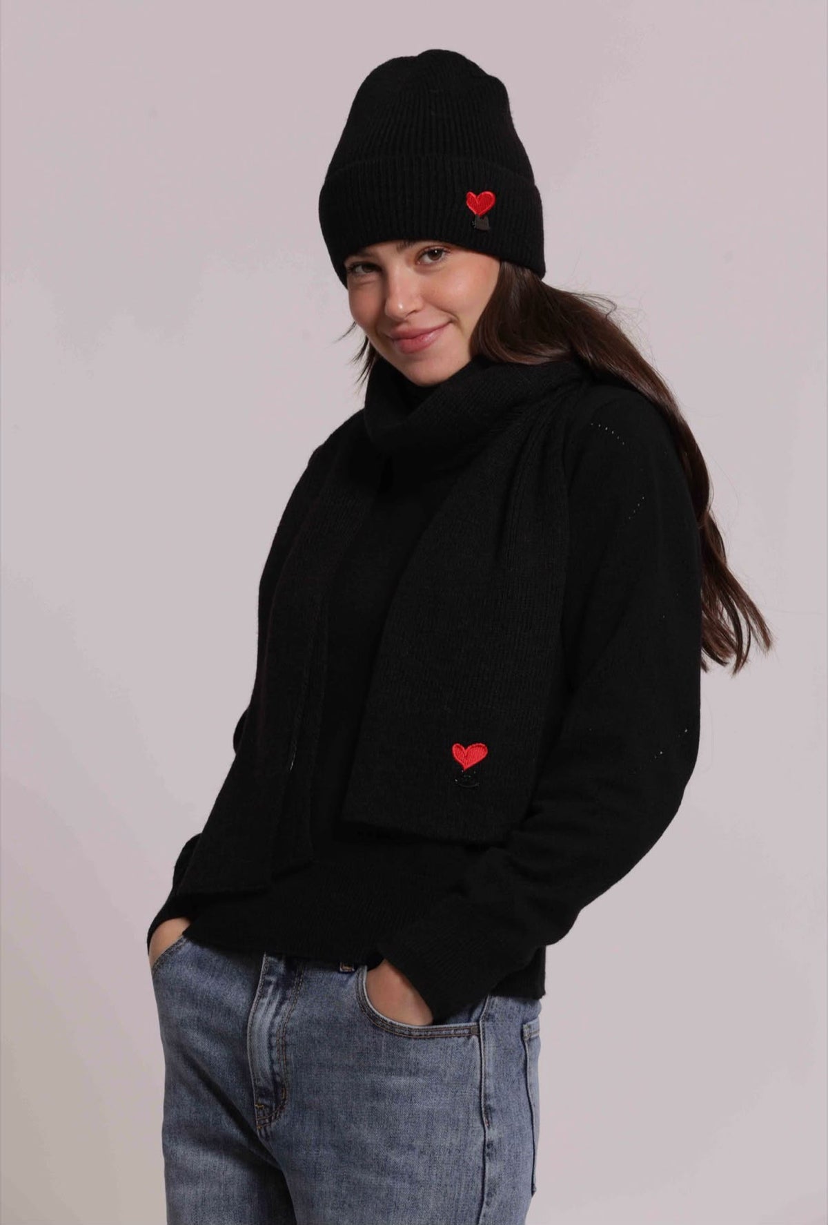 SCIARPA CON CUORE RICAMATO- completo con guanti e berretto nella categoria accessori