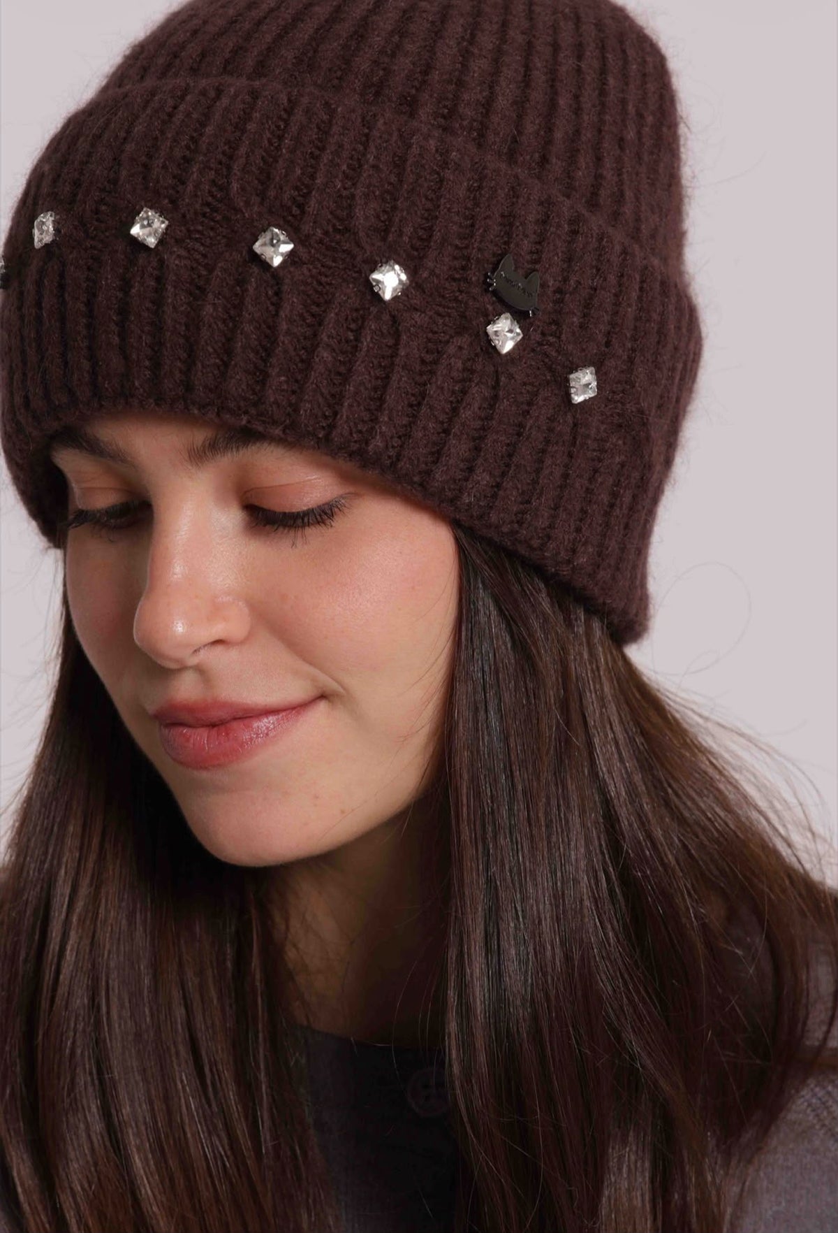 BERRETTO CON STRISCIA  DI STRASS SUL RISVOLTO
