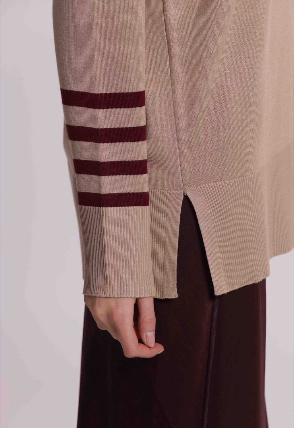 MAGLIA CON RIGHE  SULLE MANICHE E COLLO REMOVIBILE