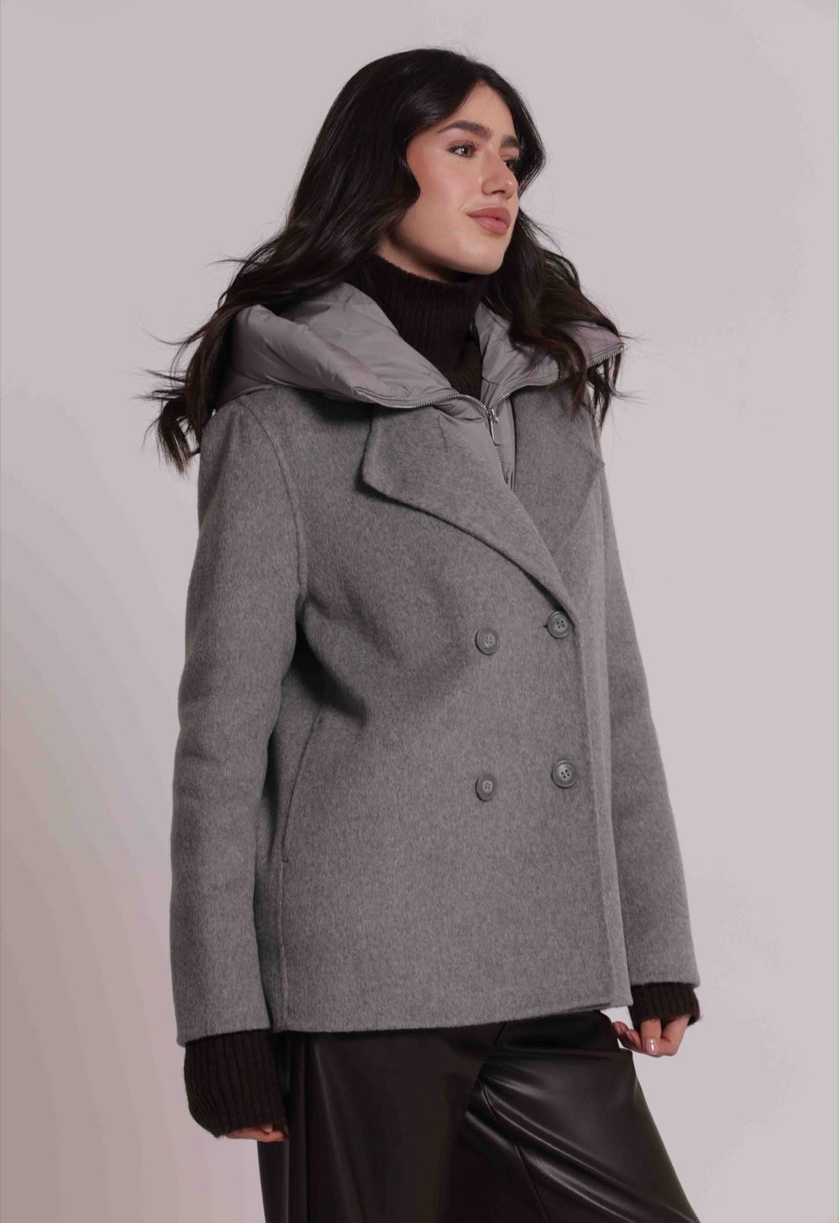 CAPPOTTO CORTO CON DETTAGLIO PIUMINO RIMOVIBILE