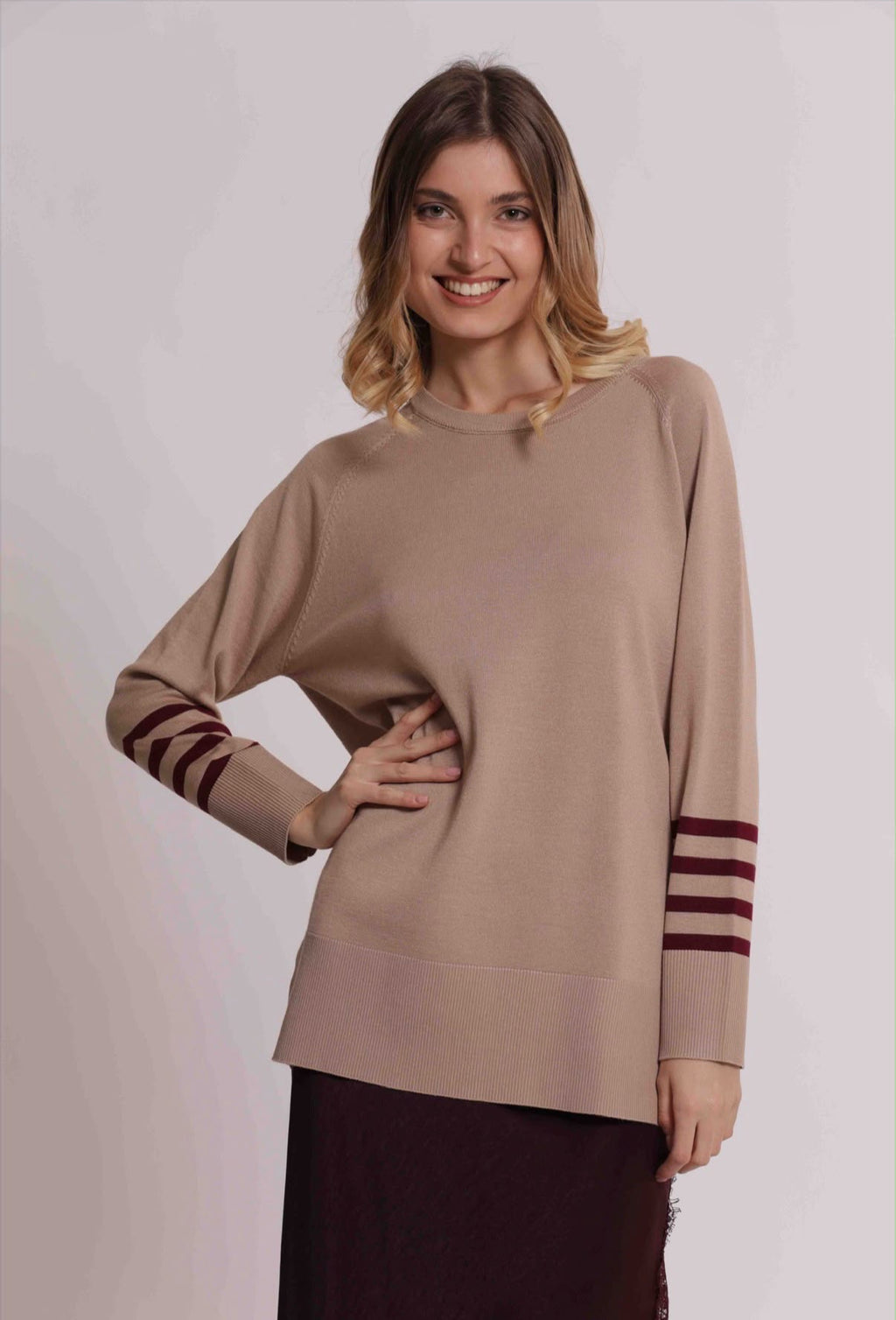 MAGLIA CON RIGHE  SULLE MANICHE E COLLO REMOVIBILE