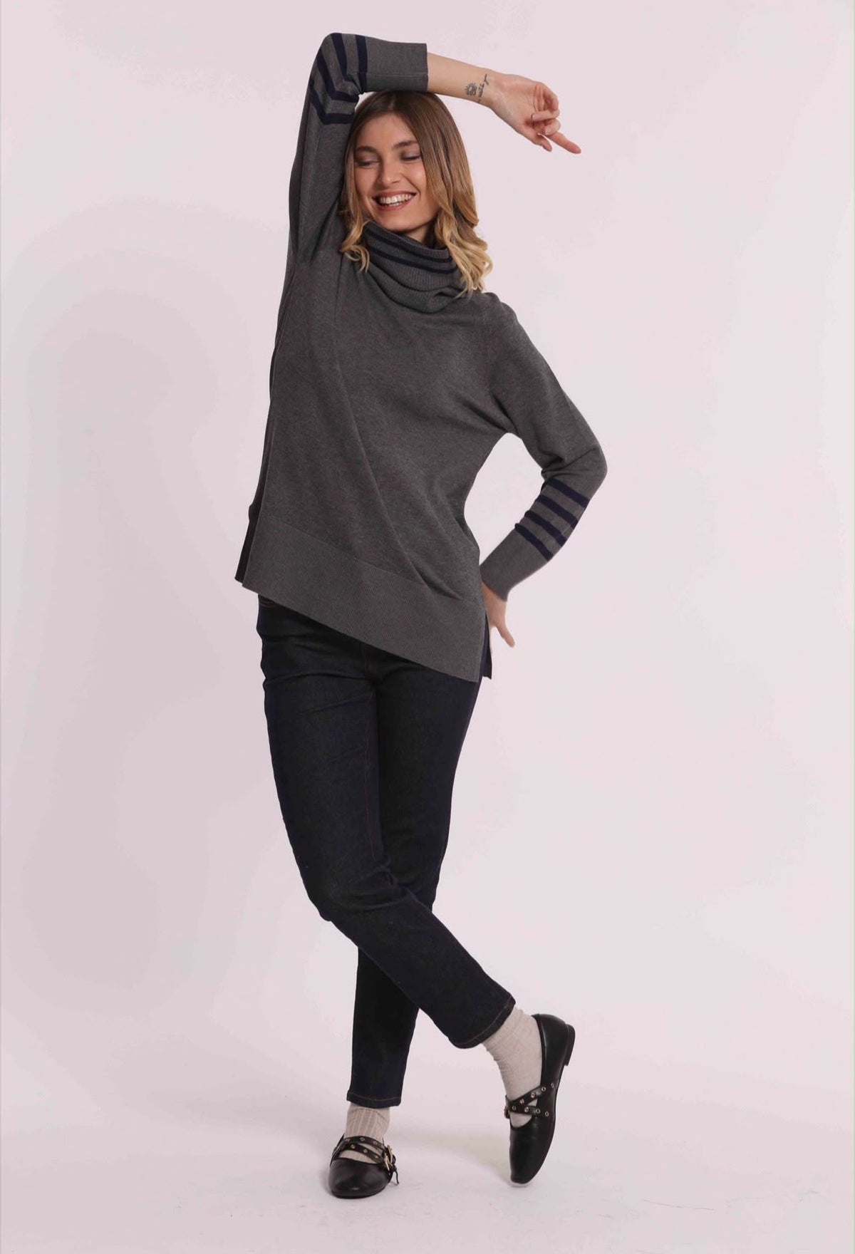 MAGLIA CON RIGHE  SULLE MANICHE E COLLO REMOVIBILE