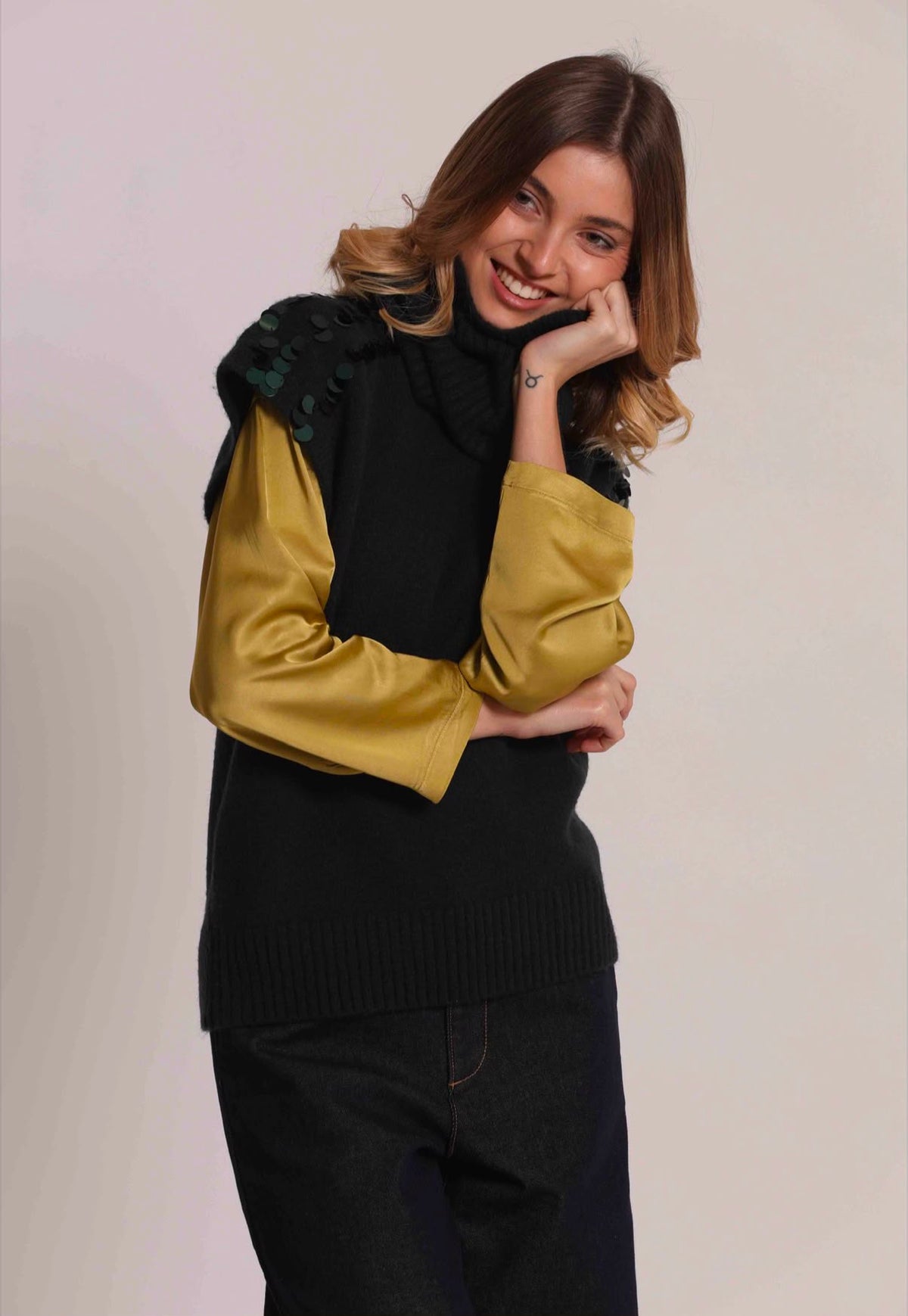 MAGLIA SMANICATA CON PAILLETTES SU SPALLE -MIMI’ MUA’