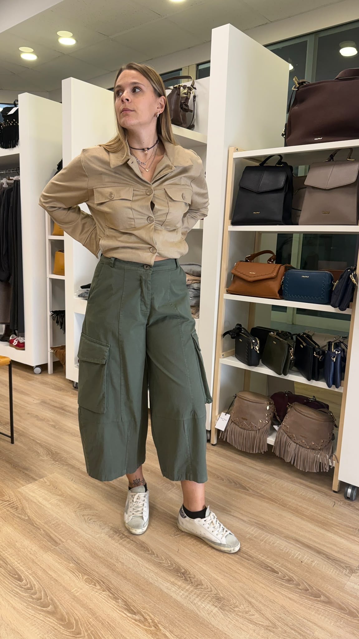 PANTALONE CON TASCONI
