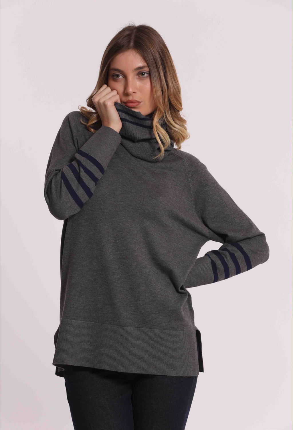 MAGLIA CON RIGHE  SULLE MANICHE E COLLO REMOVIBILE