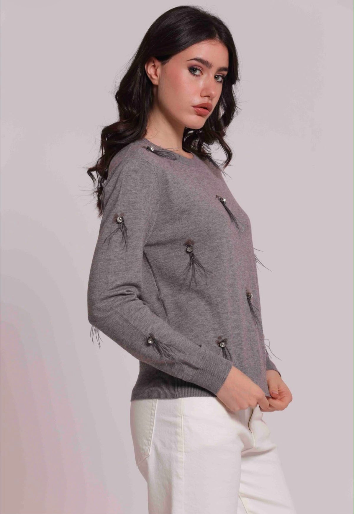 MAGLIA  SCOLLO TONDO CON PIUME E CASTONI- MIMI’ MUA’