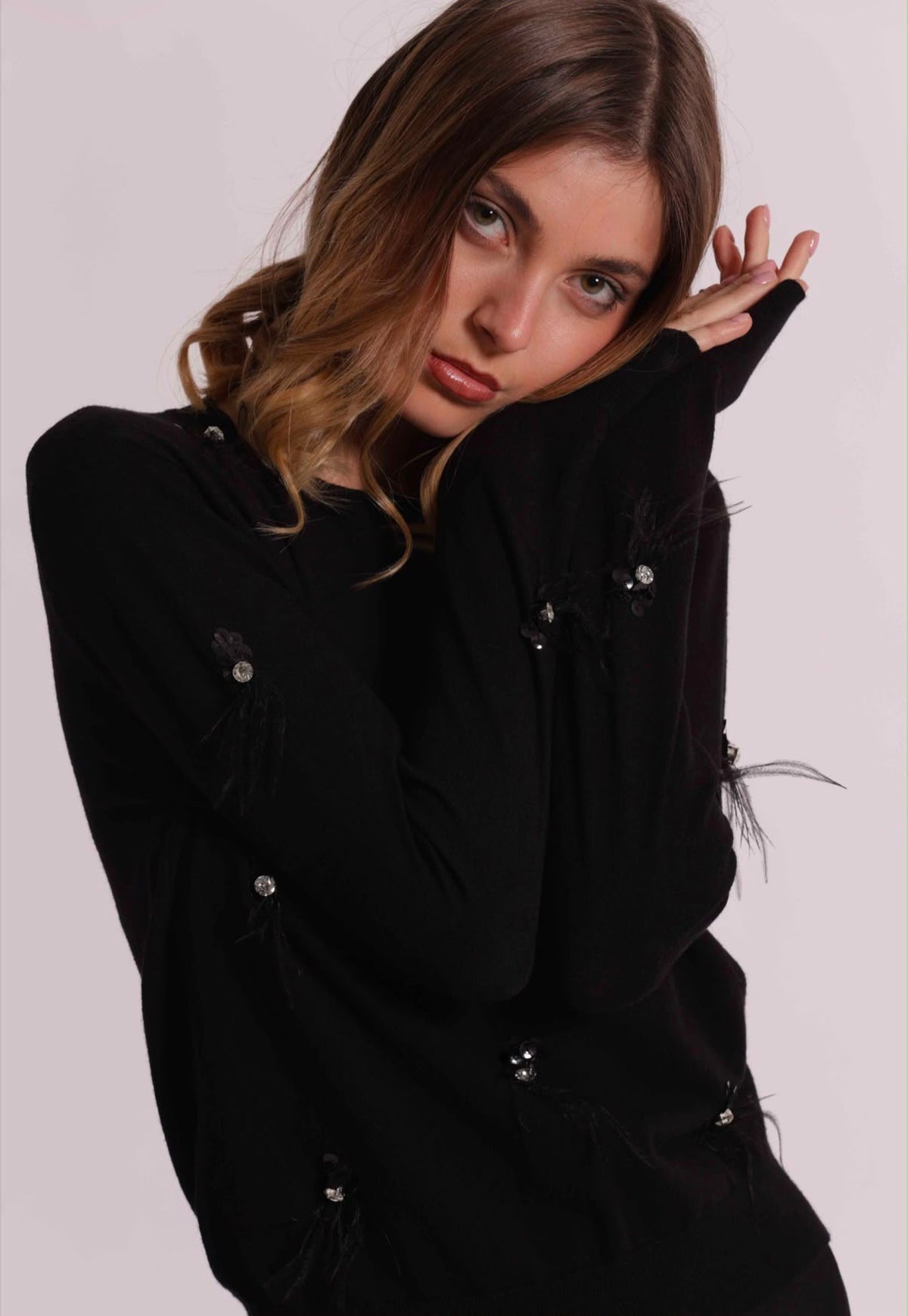 MAGLIA  SCOLLO TONDO CON PIUME E CASTONI- MIMI’ MUA’