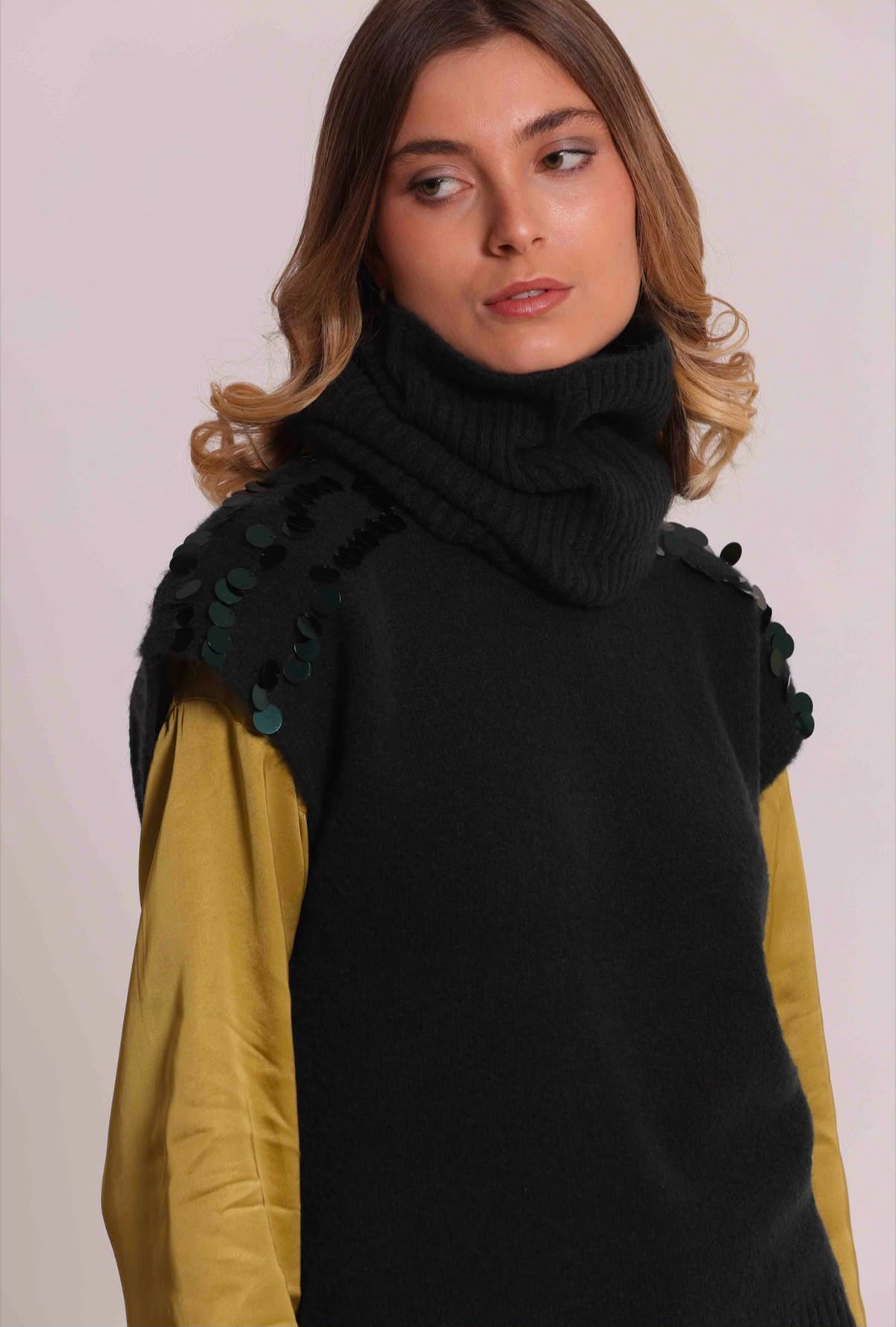 MAGLIA SMANICATA CON PAILLETTES SU SPALLE -MIMI’ MUA’