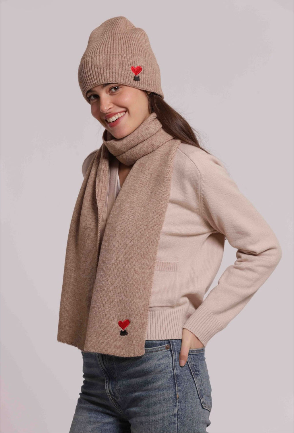 SCIARPA CON CUORE RICAMATO- completo con guanti e berretto nella categoria accessori